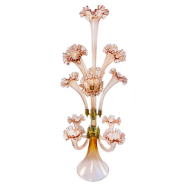 Roze glazen vaas met bloemen