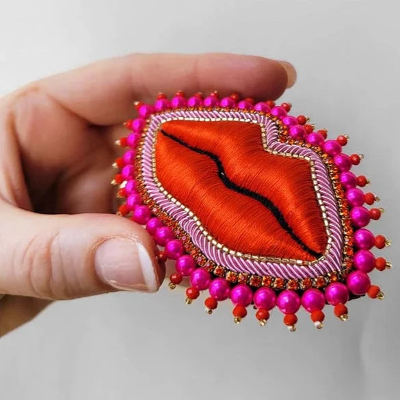 Broche lippen rood Medium