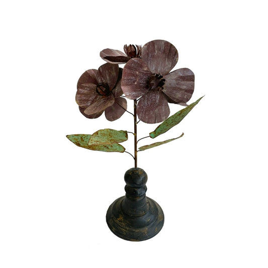 Metalen donker plum bloem op houten voet H30cm