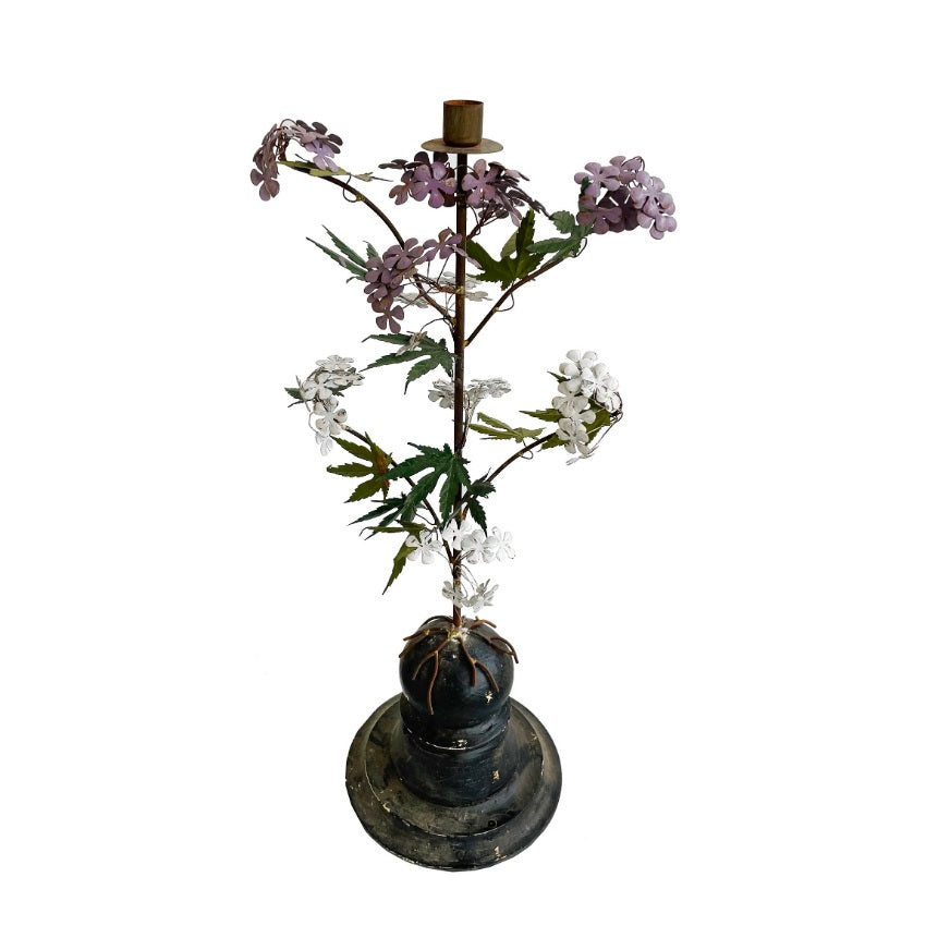 Metalen kandelaar met bloemen op houten standaard H60cm
